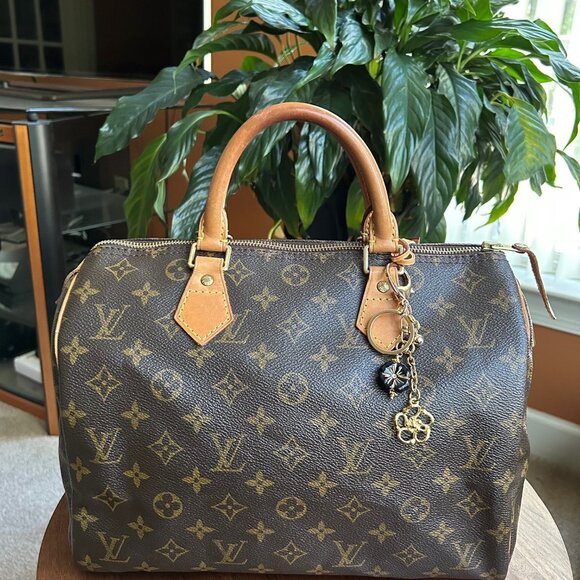 ABSTRACT FLOWER Bag Charm Black and Gold Tone 🌺 - Picture 7 of 10